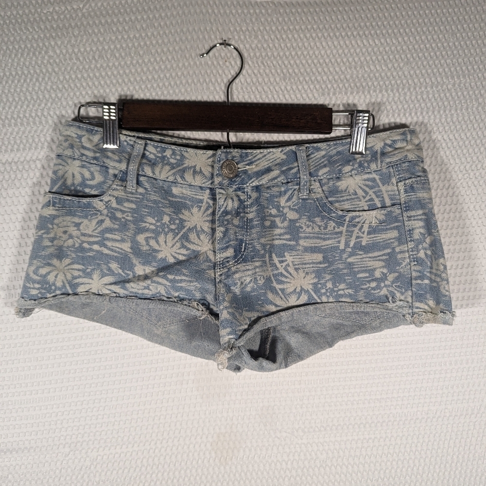 Rue 21 palm tree denim distressed shorts size 3/4